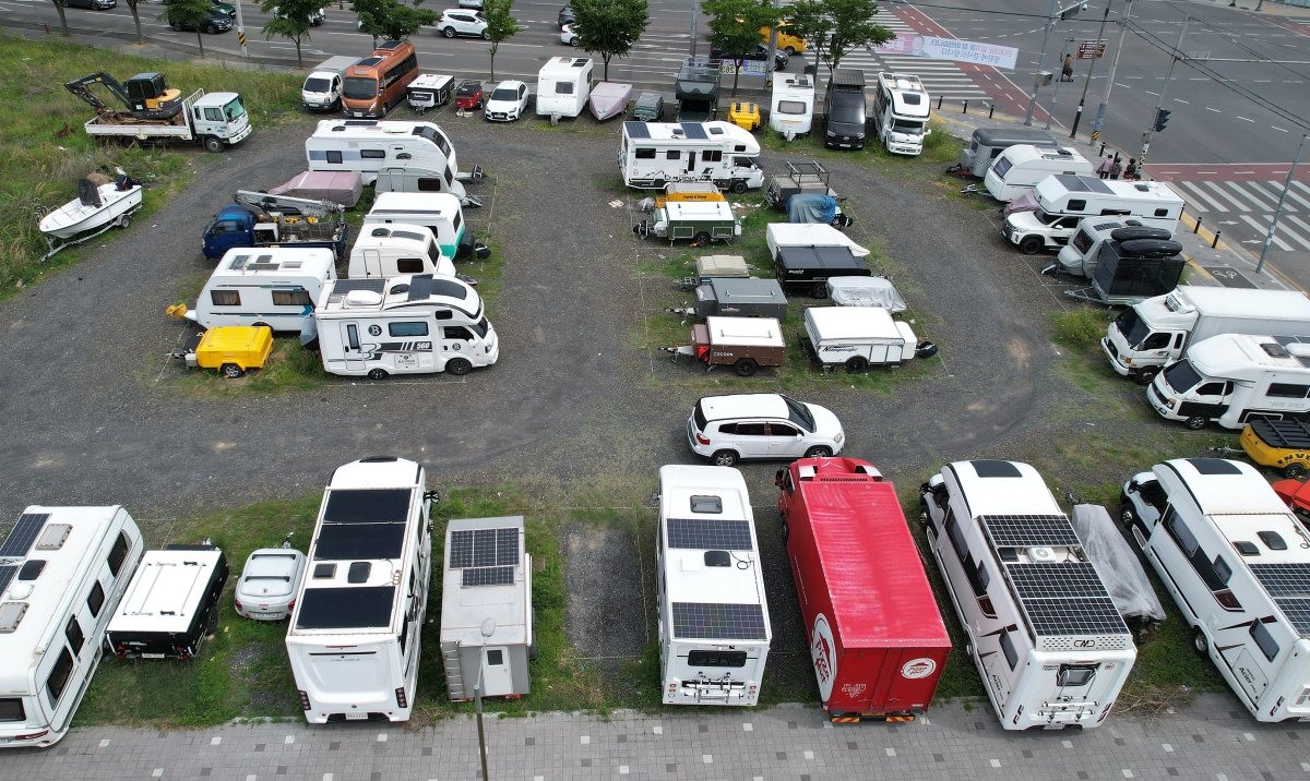 캠핑카·카라반 빼곡한 주차장. 기사의 이해를 돕기 위한 사진 / 뉴스1