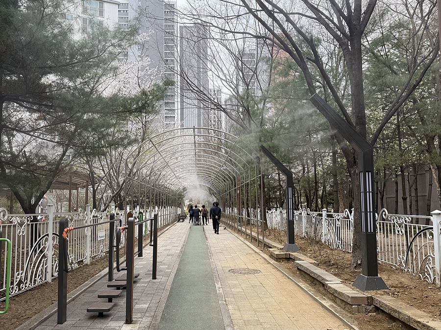 인천 동구, 궁현어린이공원에 '스마트 쿨링포그' 가동