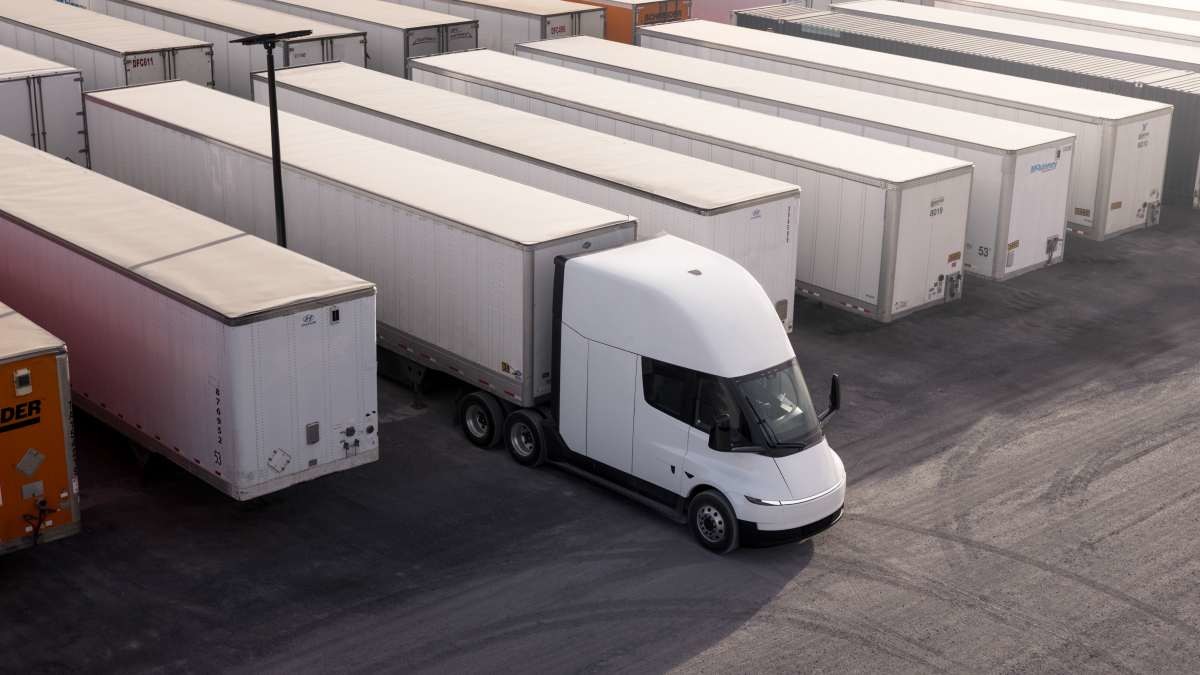 물류더미들 사이의 테슬라 세미 모습. / 테슬라 세미 공식 SNS