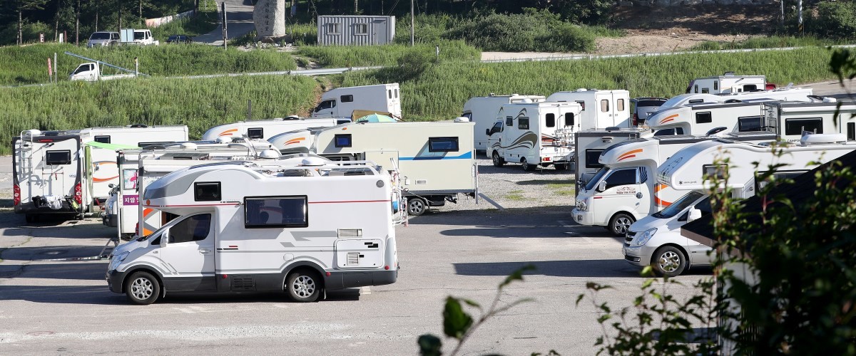 강원도 평창군 옛 대관령휴게소 인근 주차장에 열대야를 피해 올라온 피서객의 캠핑카와 텐트가 가득하다. 기사의 이해를 돕기 위한 사진 / 뉴스1