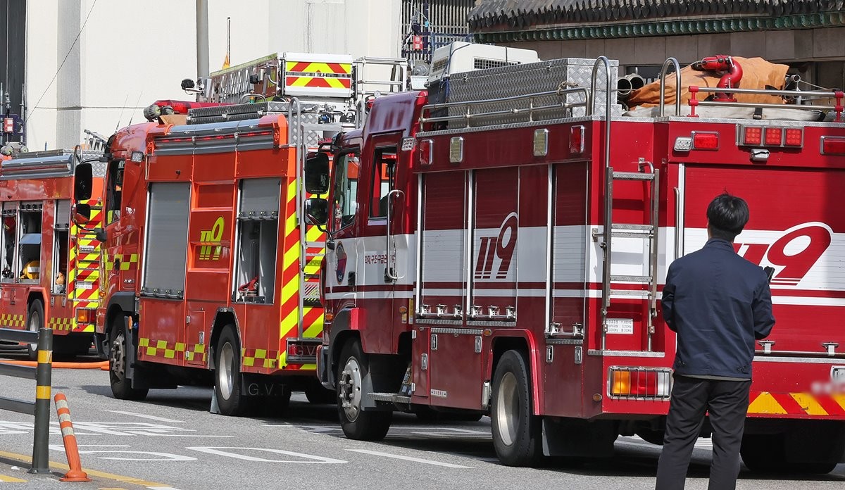 기사 이해를 돕기 위한 자료 사진. 해당 기사 내용과 관련 없는 자료 사진.     16일 오전 10시 10분쯤 서울 양천구 목동의 5층짜리 아파트 2층에서 불이 나 40여 분 만에 진화됐다. 이 화재로 주민 2명이 연기를 흡입해 병원으로 옮겨졌고 3명은 스스로 대피한 것으로 파악됐다. 소방 당국은 연합뉴스에 '옆 동에 불이 났다'라는 신고를 접수하고 인원과 장비를 동원해 40여 분 만인 이날 오전 10시 52분쯤 불을 완전히 껐다.    / 뉴스1