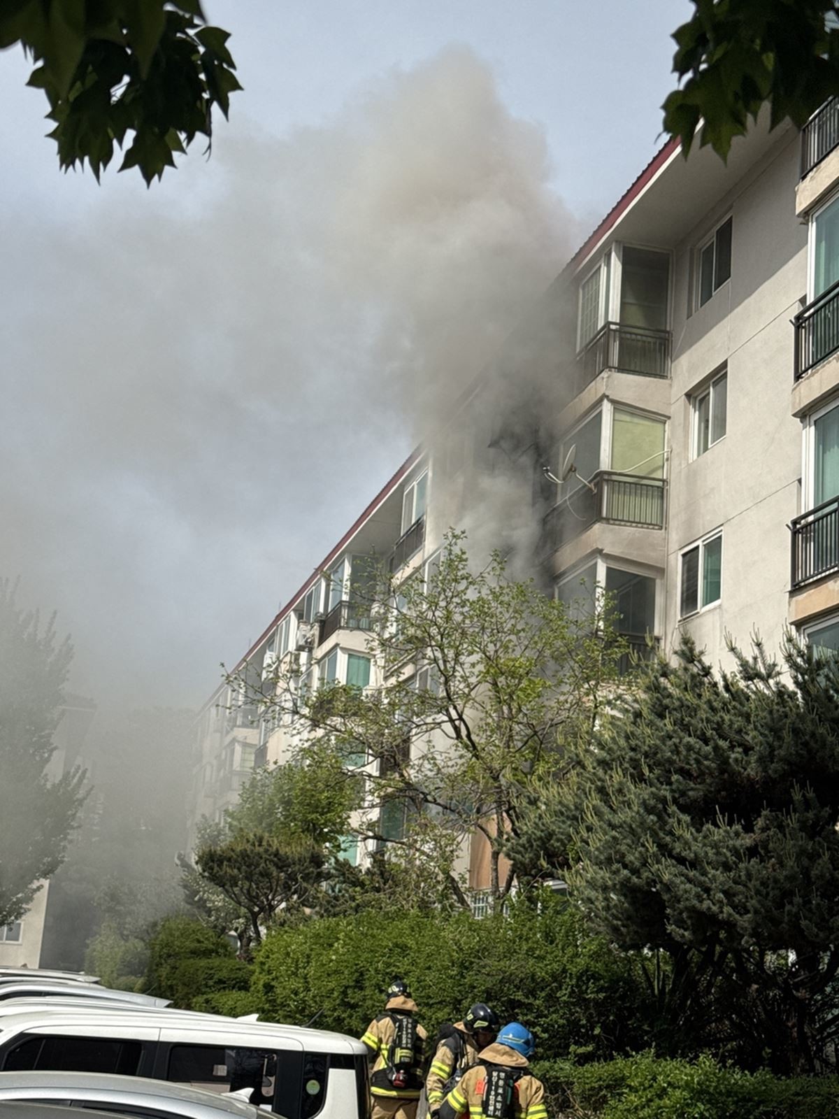 16일 오전 10시 10분쯤 서울 양천구 목동의 5층짜리 아파트 2층에서 불이 나 40여 분 만에 진화됐다. 이 화재로 주민 2명이 연기를 흡입해 병원으로 옮겨졌고 3명은 스스로 대피한 것으로 파악됐다. 소방 당국은 연합뉴스에 '옆 동에 불이 났다'라는 신고를 접수하고 인원과 장비를 동원해 40여 분 만인 이날 오전 10시 52분쯤 불을 완전히 껐다. / 연합뉴스