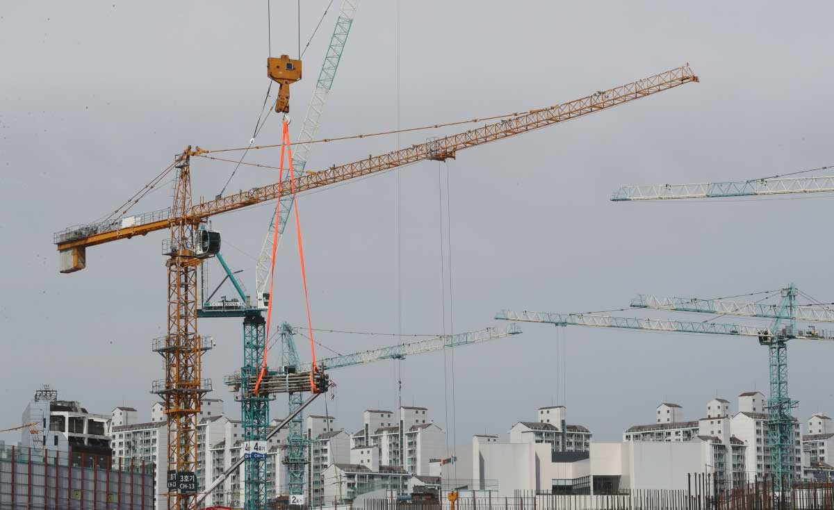 작업중인 타워크레인. / 뉴스1