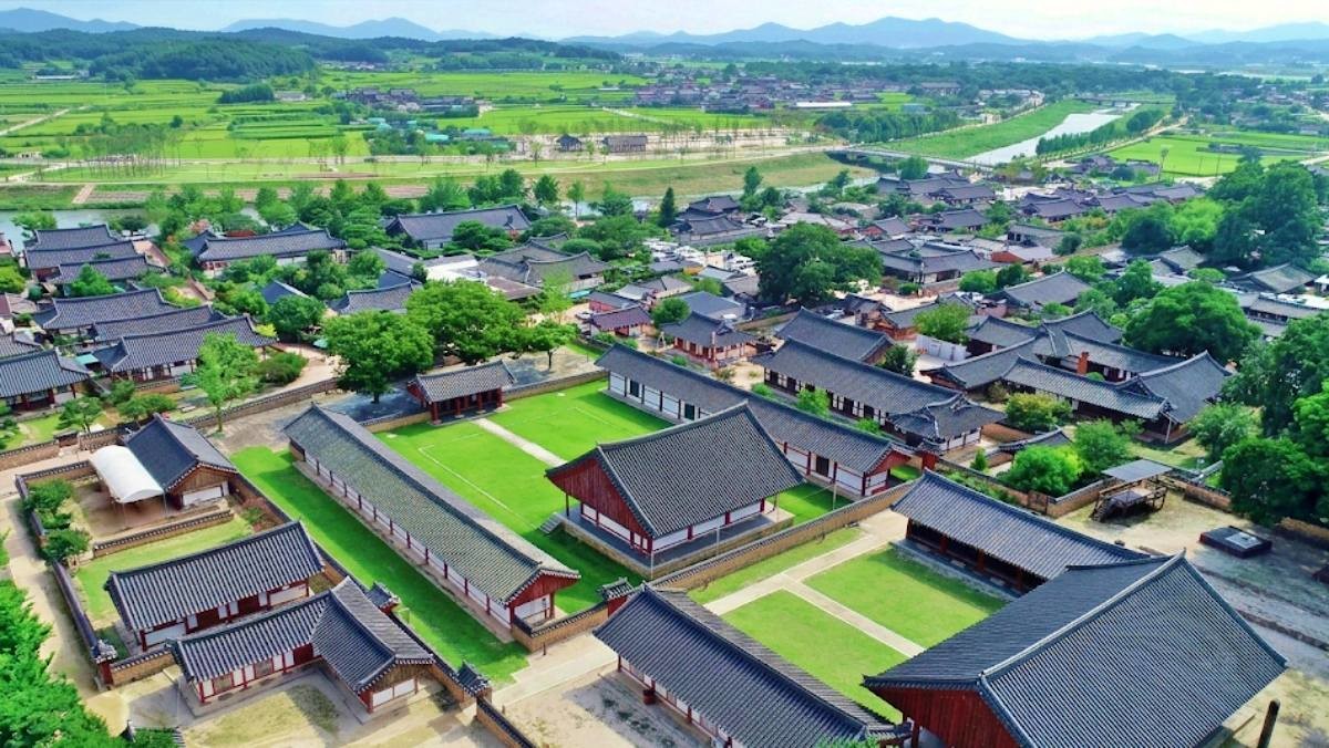 경주 교촌마을. 기사 이해를 돕기 위해 AI로 제작한 자료 이미지로, 실제 모습과 다소 차이가 있을 수 있습니다.