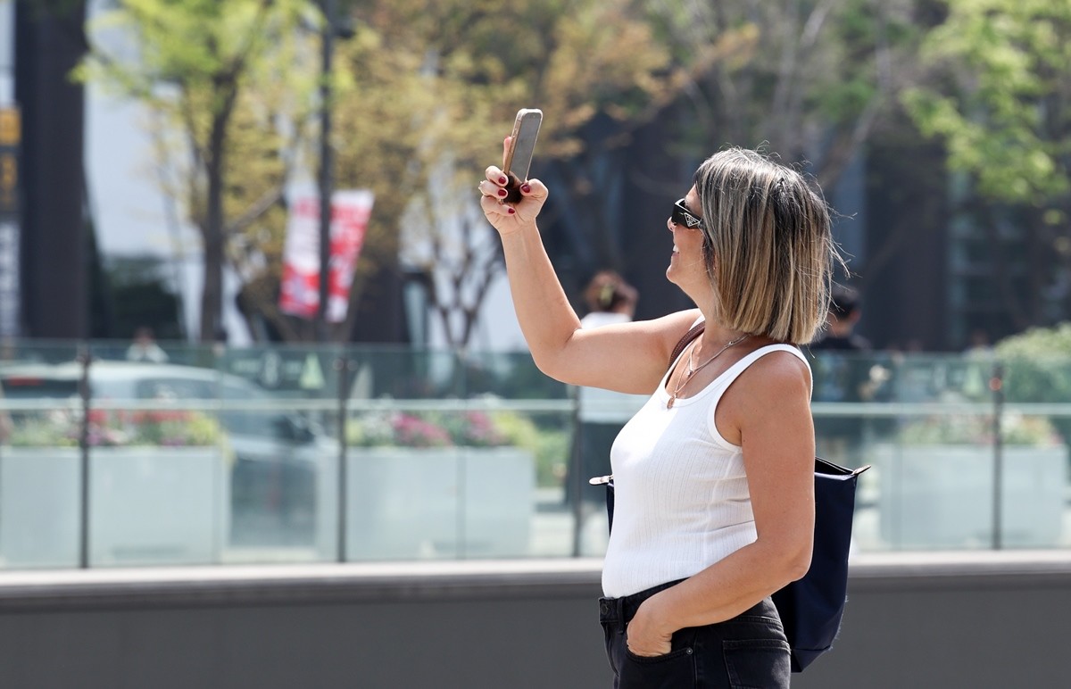 초여름 날씨가 이어지고 있는 가운데 서울 종로구 광화문광장에서 외국인 관광객이 기념촬영을 하고 있다. 기사 이해를 돕기 위한 자료 사진. 기상청에 따르면 때 이른 초여름 더위가 주말까지 이어지겠다. 이후 다음 주 기온이 다소 낮아지겠으나 평년기온보다 약간 높은 수준은 유지하겠다.     무더운 날씨에는 체온이 쉽게 상승하고 탈수 위험이 커지므로 평소보다 철저한 건강관리가 필요하다.     외출 시에는 가벼운 옷차림과 모자, 양산 등을 활용해 직사광선을 피하고 가능한 한 햇볕이 강한 낮 시간대의 활동은 자제하는 것이 중요하다.    / 뉴스1