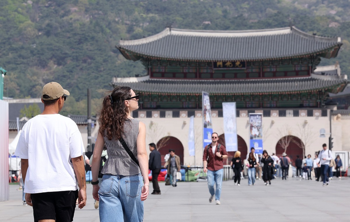 초여름 날씨가 이어지고 있는 가운데 서울 종로구 광화문광장에서 외국인 관광객들이 발걸음을 옮기고 있다. 기사 이해를 돕기 위한 자료 사진. 기상청에 따르면 때 이른 초여름 더위가 주말까지 이어지겠다. 이후 다음 주 기온이 다소 낮아지겠으나 평년기온보다 약간 높은 수준은 유지하겠다.     무더운 날씨에는 체온이 쉽게 상승하고 탈수 위험이 커지므로 평소보다 철저한 건강관리가 필요하다.     외출 시에는 가벼운 옷차림과 모자, 양산 등을 활용해 직사광선을 피하고 가능한 한 햇볕이 강한 낮 시간대의 활동은 자제하는 것이 중요하다.    / 뉴스1