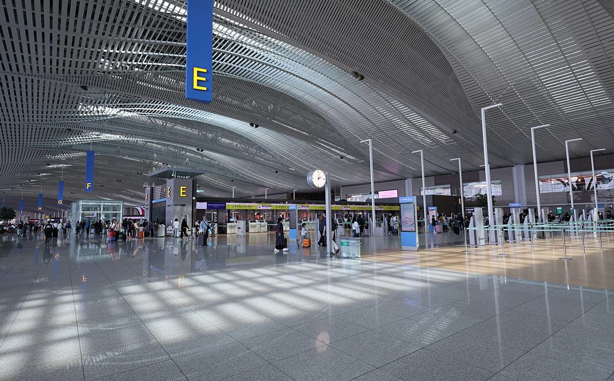 미국·이란 전쟁 여파에 따른 고유가·고환율로 여행심리가 위축된 지난 14일 인천국제공항 제2여객터미널이 비교적 한산한 모습을 보이고 있다 / 뉴스1