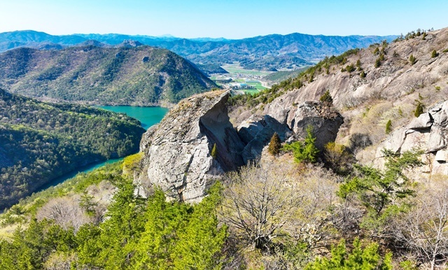 [위키 포토] 보성군 오봉산의 봄빛 비경… '칼바위'와 '용추폭포' 장관