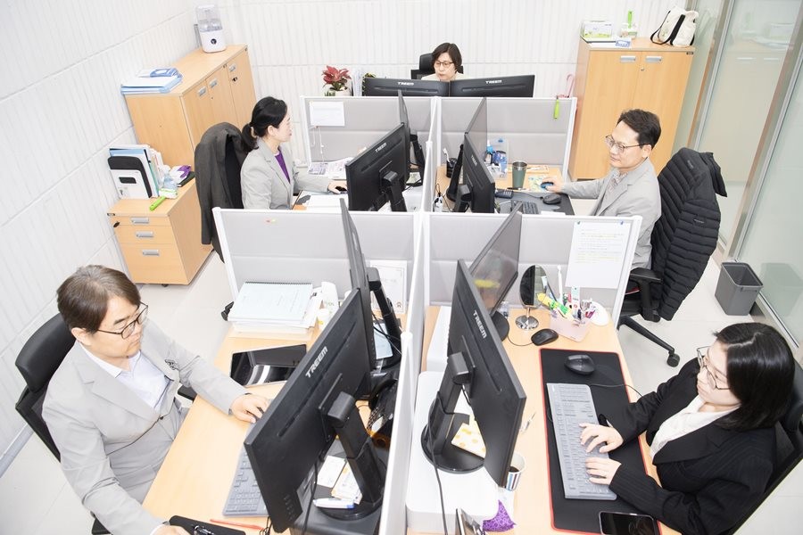 구미시가 이달부터 민원매니저 제도를 도입해 시민이 체감하는 민원서비스 혁신에 속도를 낸다. 사진은 민원매니저(베테랑 팀장)이 업무를 보는 모습    / 구미시 제공