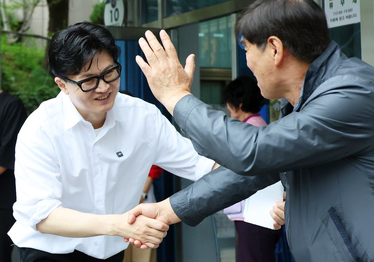 한동훈 전 국민의힘 대표 자료 사진. 한동훈 전 대표가 '이재명 대통령이 하정우 청와대 AI 미래기획 수석비서관에게 북갑 보선 출마를 지시하면 불법 선거 개입, 당무 개입이 된다'라고 밝혔다. 한 전 대표는 6·3 지방선거에서 함께 치러질 것으로 보이는 부산 북갑 국회의원 보궐선거 출마 선언을 한 상황이다. / 연합뉴스