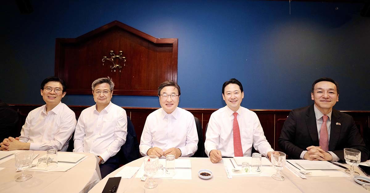 장동혁 국민의힘 대표(왼쪽에서 네번째)와 조정훈 의원(왼쪽부터), 김장겸 의원, 김대식 의원, 김민수 국민의힘 최고위원이 15일(현지시간) 워싱턴DC 인근 한 식당에서 열린 한국 특파원단과이 간담회에서 기념촬영을 하고 있다. / 뉴스1(워싱턴DC 특파원단)