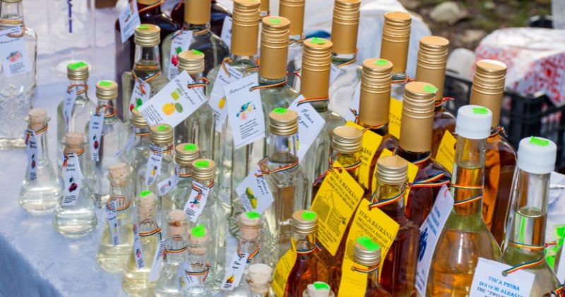 루마니아 전통주 / 셔터스톡