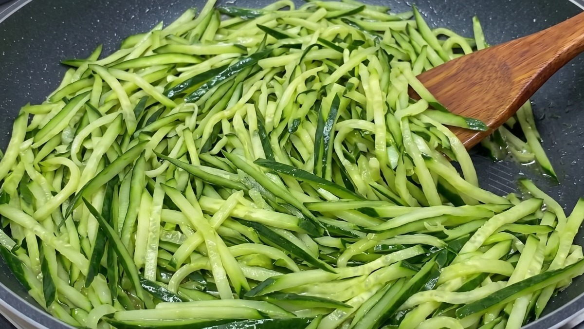 오이 아직도 생으로 드시나요?…프라이팬에 '이렇게' 볶아보세요