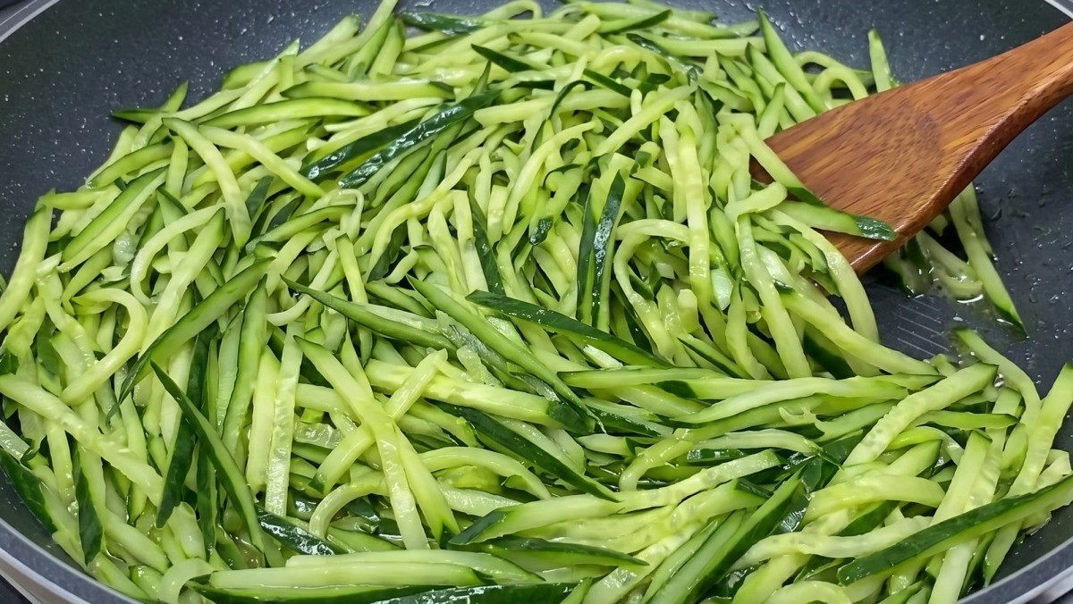 AI로 생성된 자료사진. 오이는 볶아서 나물처럼 먹을 수 있다.