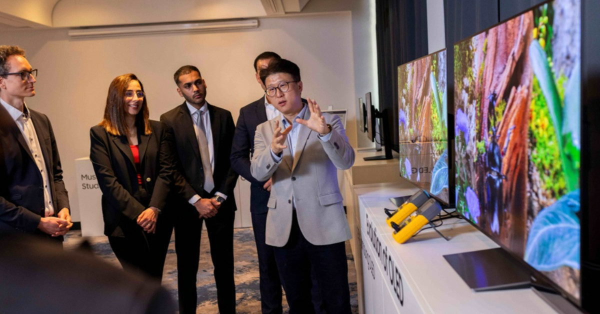 독일 프랑크푸르트에서 열린 삼성전자 ‘2026 유럽 테크세미나’에서 참석자들이 2026년형 OLED TV를 살펴보고 있다. / 삼성전자