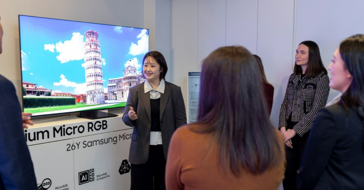 독일 프랑크푸르트에서 열린 삼성전자 ‘2026 유럽 테크세미나’에서 참석자들이 2026년형 OLED TV를 살펴보고 있다. / 삼성전자