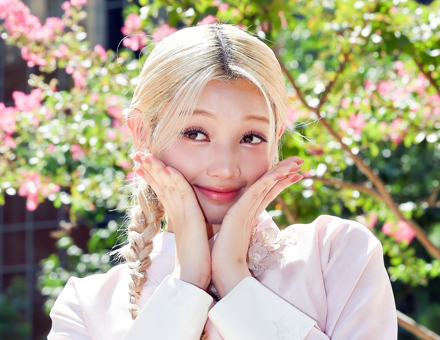 UNIS Gehlee in Hanbok Posing for a Photo / News1