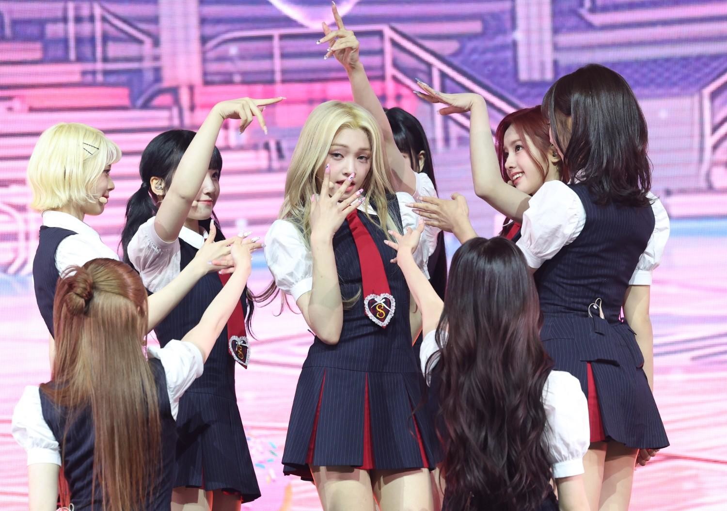 UNIS Performing on Stage / News1