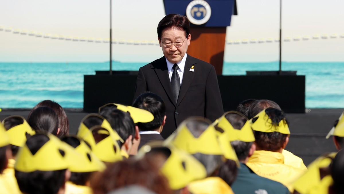 이재명 대통령이 16일 경기 안산 단원구 화랑유원지에서 열린 세월호 참사 12주기 기억식에서 추도사를 마친 후 자리로 향하고 있다. / 뉴스1