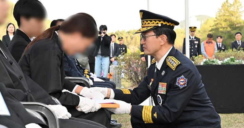 김승룡 소방청장이 14일 오후 대전 유성구 대전현충원에서 열린 故박승원, 故노태영 소방공무원 안장식에 참석해 유족을 위로하고 있다. 두 소방관은 전남 완도군의 수산물 가공업체 냉동창고 화재 현장에서 진압 도중 순직했으며 옥조근정훈장이 추서됐다. / 뉴스1