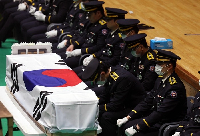 14일 전남 완도군 농어민문화체육센터에서 열린 순직 소방공무원 영결식에서 동료소방관들이 유족들의 추모글 낭독을 듣고 눈물을 흘리고 있다. / 뉴스1