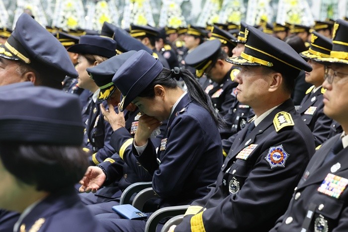 14일 전남 완도군 농어민문화체육센터에서 열린 순직 소방공무원 영결식에서 동료소방관들이 유족들의 추모글 낭독을 듣고 눈물을 흘리고 있다. / 뉴스1
