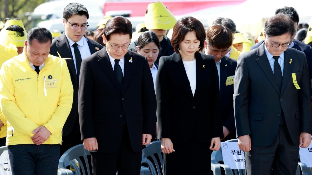 이재명 대통령과 김혜경 여사가 16일 경기 안산 단원구 화랑유원지에서 열린 세월호 참사 12주기 기억식에서 희생자에 대한 묵념을 하고 있다. / 뉴스1