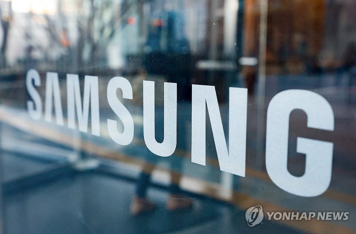 기사 이해를 돕기 위한 자료 사진. 삼성전자가 생산라인을 포함한 주요 사업장 점거 등 노조의 불법 쟁의행위를 막기 위한 가처분 신청을 냈다. 삼성전자는 이날 수원지방법원에 '위법 쟁의행위 금지 가처분'을 신청했다. 노조의 반도체 생산라인 등 주요 시설 점거를 방지해 경영상의 큰 손실을 막으려는 차원인 것으로 전해졌다. / 뉴스1