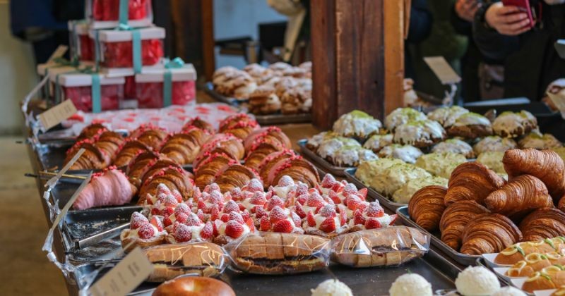 한국의 전통 페이스트리와 디저트가 서울의 유명한 양파 카페에 전시되어 있습니다. / 셔터스톡