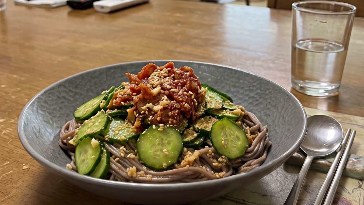 집에서 손쉽게 만드는 '오이메밀비빔면'. 기사 내용 토대로 AI툴 활용해 제작한 자료사진.