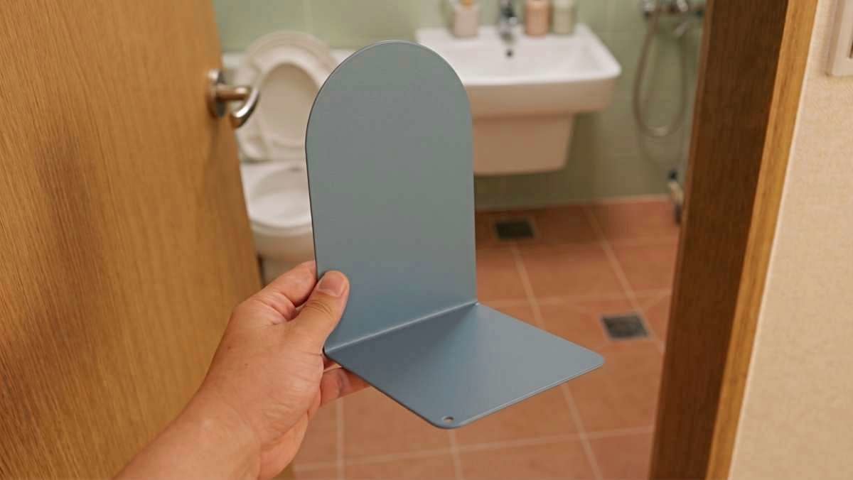 '책꽂이(북엔드)를 욕실에?!' 기사 내용 토대로 AI툴 활용해 제작한 자료사진.