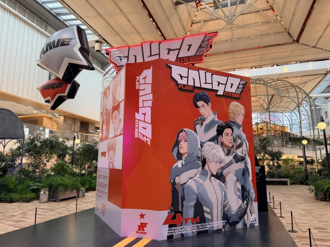 “팬들 메시지에 눈 못 뗐다” 플레이브, 팬들과 소통한 더현대 서울 팝업 화제