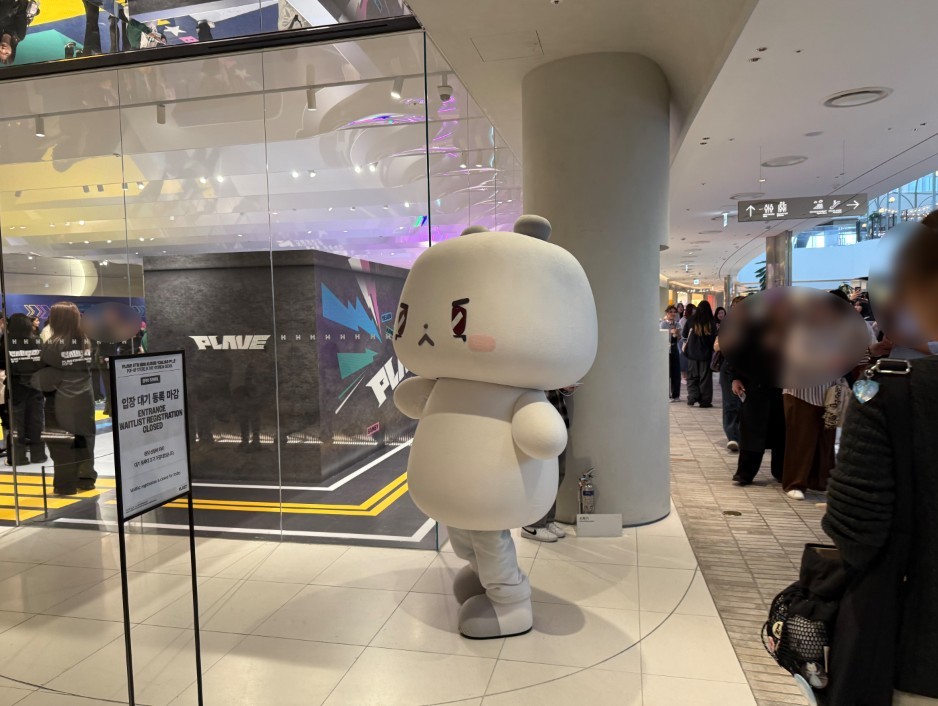 플레이브 팝업스토어 현장. '므메미무' 인형탈이 등장했다. / 촬영 = 위키트리