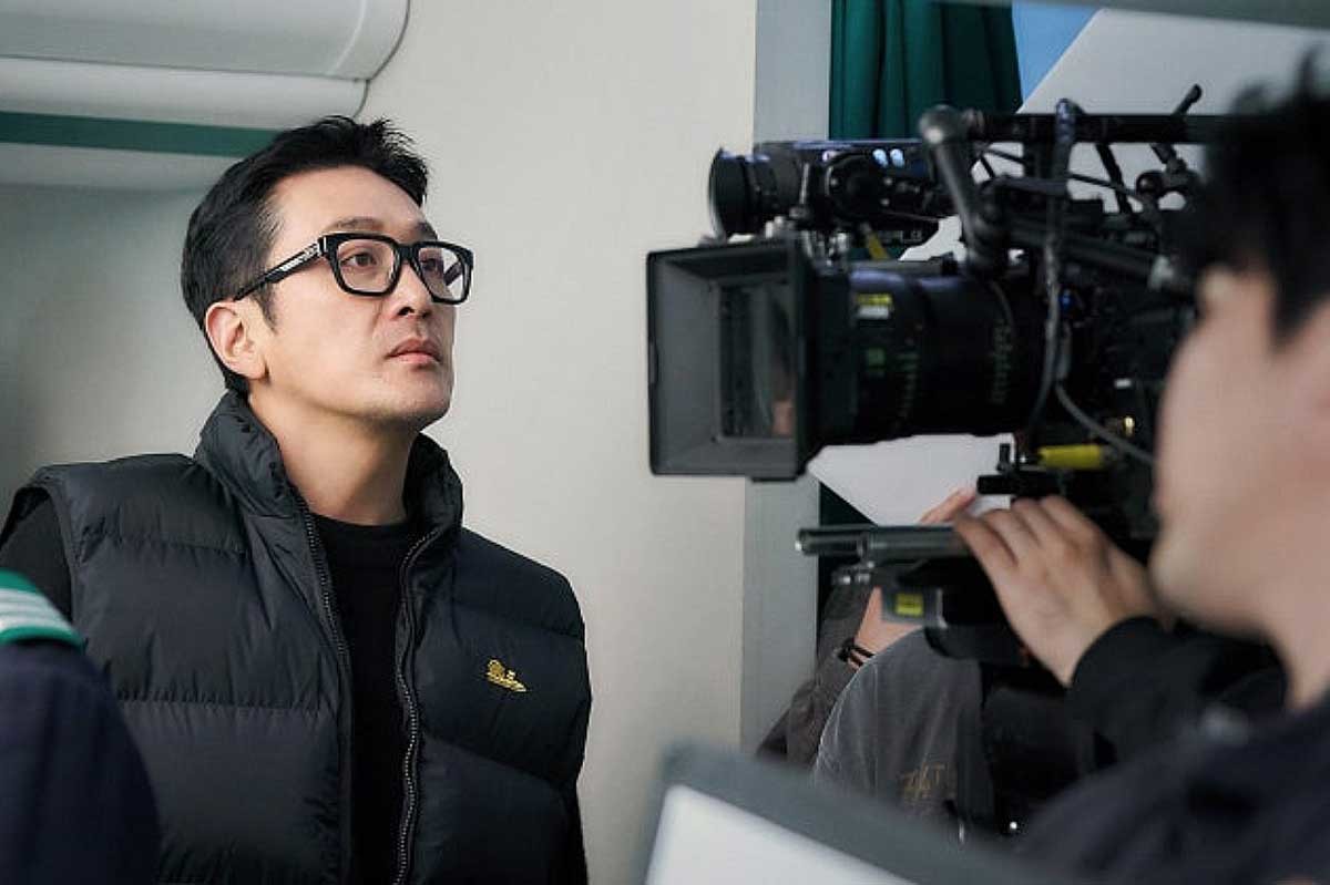 배우 겸 감독 하정우. / 워크하우스컴퍼니