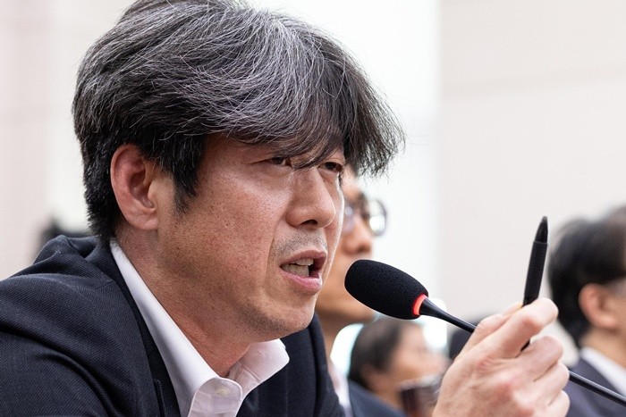 16일 서울 여의도 국회에서 열린 윤석열 정권 정치검찰 조작기소 의혹 사건 진상규명 국정조사특별위원회 대장동·김용 전 민주연구원 부원장·위례신도시 조작기소 의혹 사건 청문회에 증인으로 출석한 대장동 개발업자 남욱이 의원 질의에 답변하고 있다. / 뉴스1