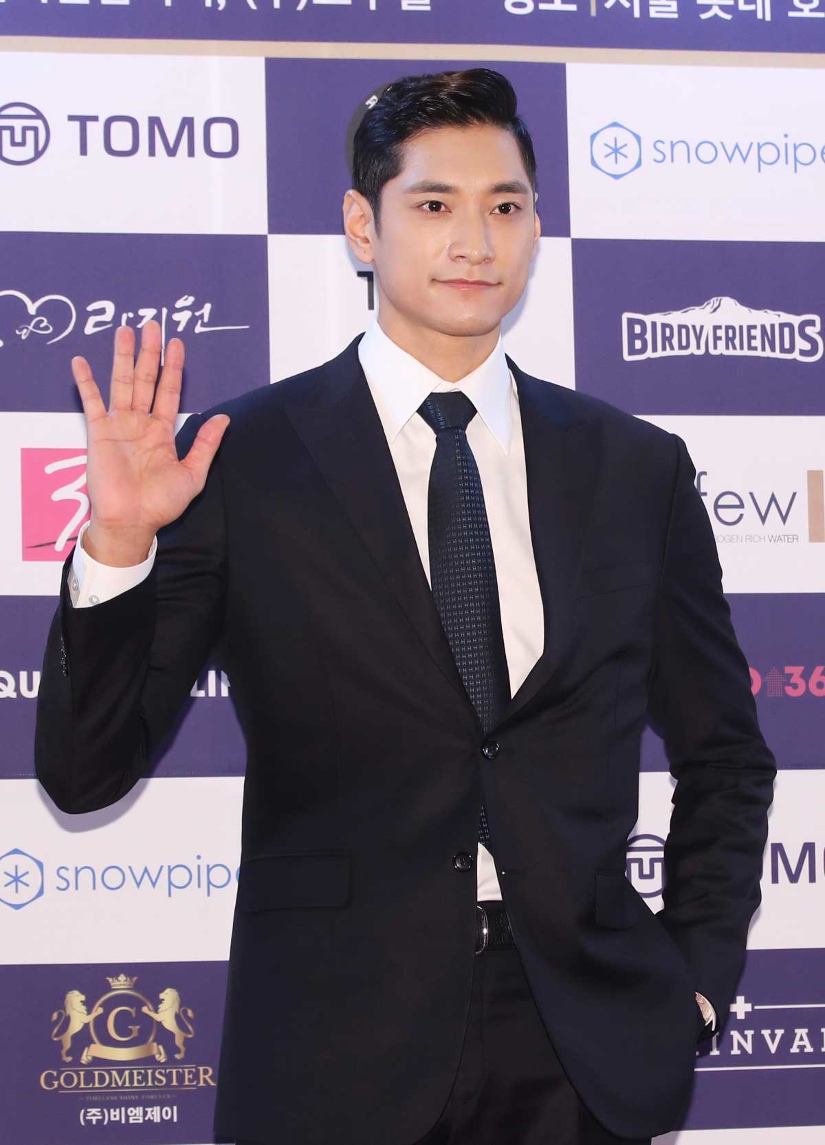 전 배구선수 김요한이 지난 2019년 12월 서울 소공동 롯데호텔에서 열린 ‘2019 대한민국 베스트 스타상 시상식’ 레드카펫 행사에 참석해 포즈를 취하고 있다.  / 뉴스1