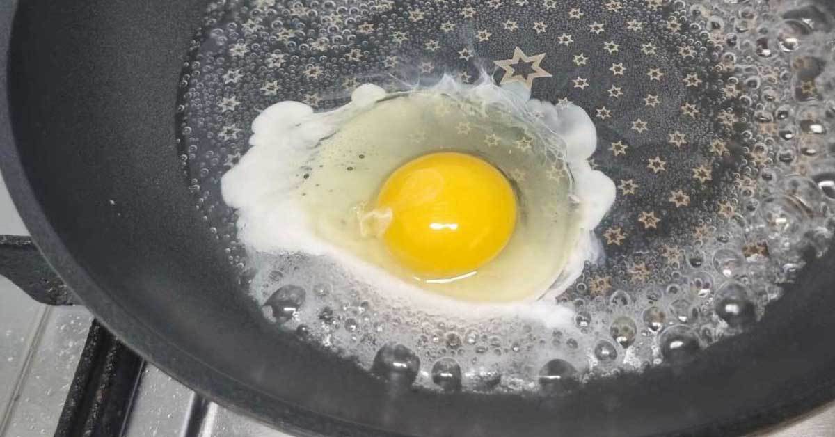 계란후라이에 식용유 대신 물을 넣어보세요…3분 만에 완성되는 수분 프라이 비법