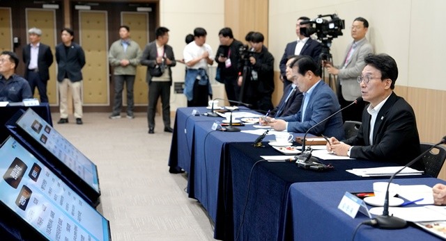 김민석 국무총리가 16일 여수엑스포장 컨벤션센터를 방문, 2026여수세계박람회 준비상황을 점검하고 있다. / 전남도