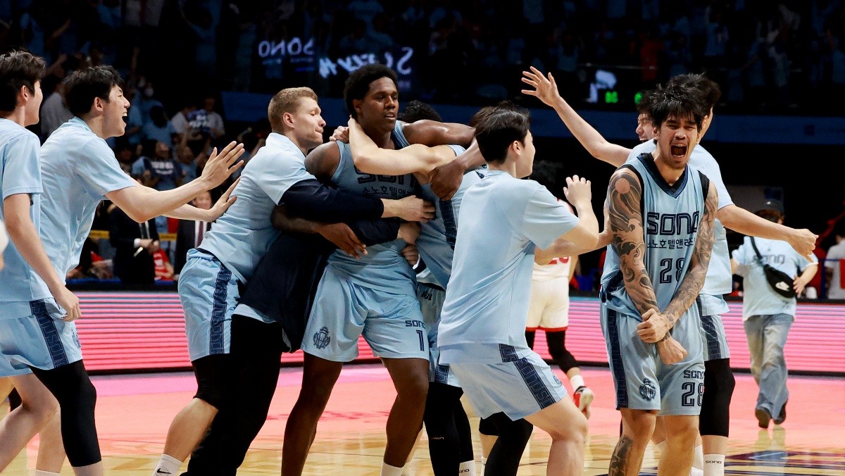 기뻐하는 고양 소노 선수들. 노 스카이거너스 선수들이 경기 고양시 일산서구 고양소노아레나에서 열린 '2025~2026시즌 LG전자 프로농구 6강 플레이오프 3차전' 서울 SK 나이츠와의 경기에서 66:65으로 승리해 4강 진출을 확정짓고 기뻐하고 있다. / 뉴스1