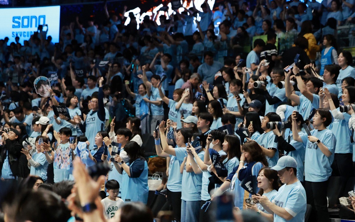 소노 스카이거너스 팬들이 16일 경기 고양시 일산서구 고양소노아레나에서 열린 '2025~2026시즌 LG전자 프로농구 6강 플레이오프 3차전' 고양 소노 스카이너거스와 서울 SK 나이츠와의 경기에서 66:65으로 승리해 4강 진출을 확정지어 기뻐하고 있다. / 뉴스1