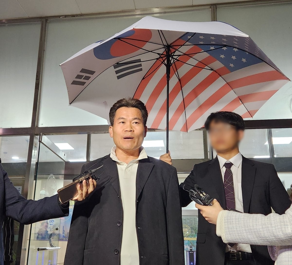 석방 후 입장을 밝히는 유튜버 전한길 씨 / 연합뉴스