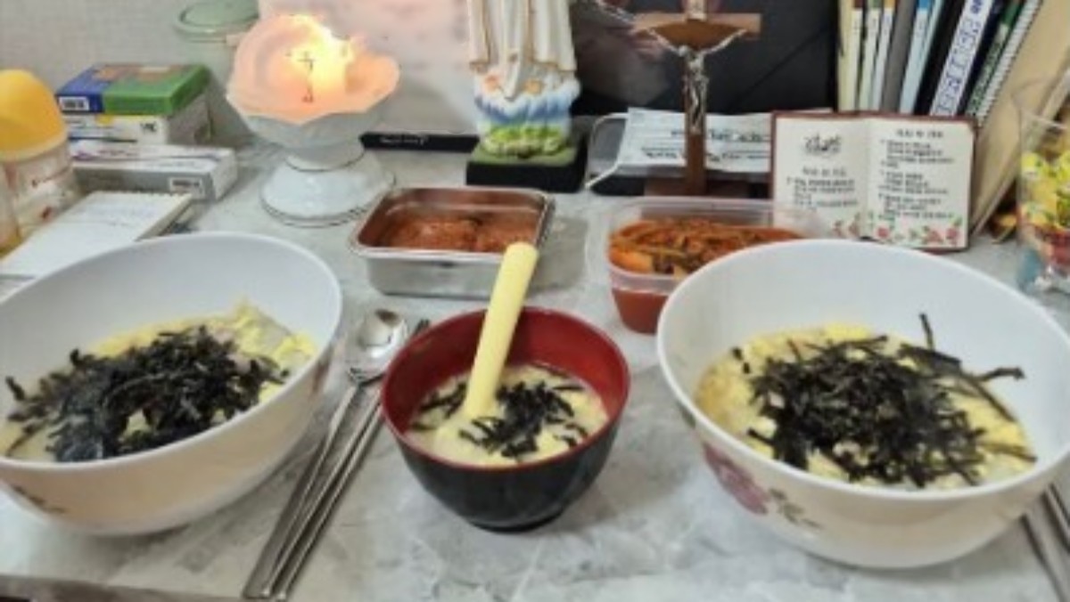 SNS에 게시된 떡국과 아기 숟가락이 놓인 사진. / SNS 갈무리, 연합뉴스