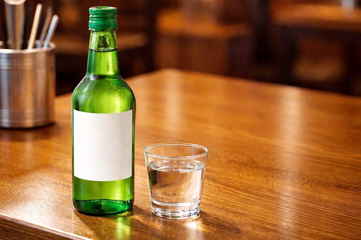 기사 이해를 돕기 위해 AI를 활용해 제작한 자료 사진. 실제 모습과 다소 차이가 있을 수 있다. 감기나 독감에 걸려 몸속에 염증이 생긴 상태에서 술을 마시면 평소보다 간에 훨씬 더 해로운 이유를 국내외 연구진이 공동으로 밝혀냈다. 연합뉴스 보도 등에 따르면 울산과학기술원(UNIST) 생명과학과 이상준 교수팀은 서울대 라젠드라 카르키 교수팀, 호주국립대 시밍만 교수팀과 함께 알코올이 면역 시스템을 오작동하게 만들어 간세포를 죽이고 알코올성 간 질환을 악화시키는 분자 기전을 규명했다고 16일 밝혔다.