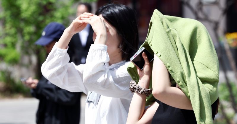 광화문광장에서 시민들이 발걸음을 옮기고 있다 / 뉴스 1