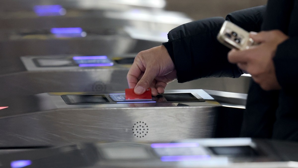 시민이 교통카드를 태그하고 있다.    기사의 이해를 돕기 위한 사진 / 뉴스1