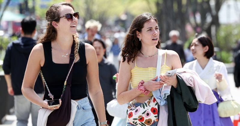 광화문광장에서 외국인 관광객이 발걸음을 옮기고 있다 / 뉴스 1