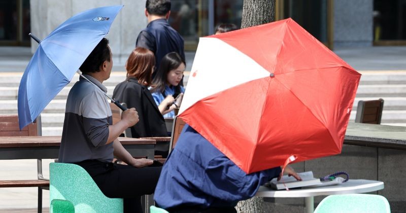 광화문광장에서 시민들이 휴식을 취하고 있다 / 뉴스 1