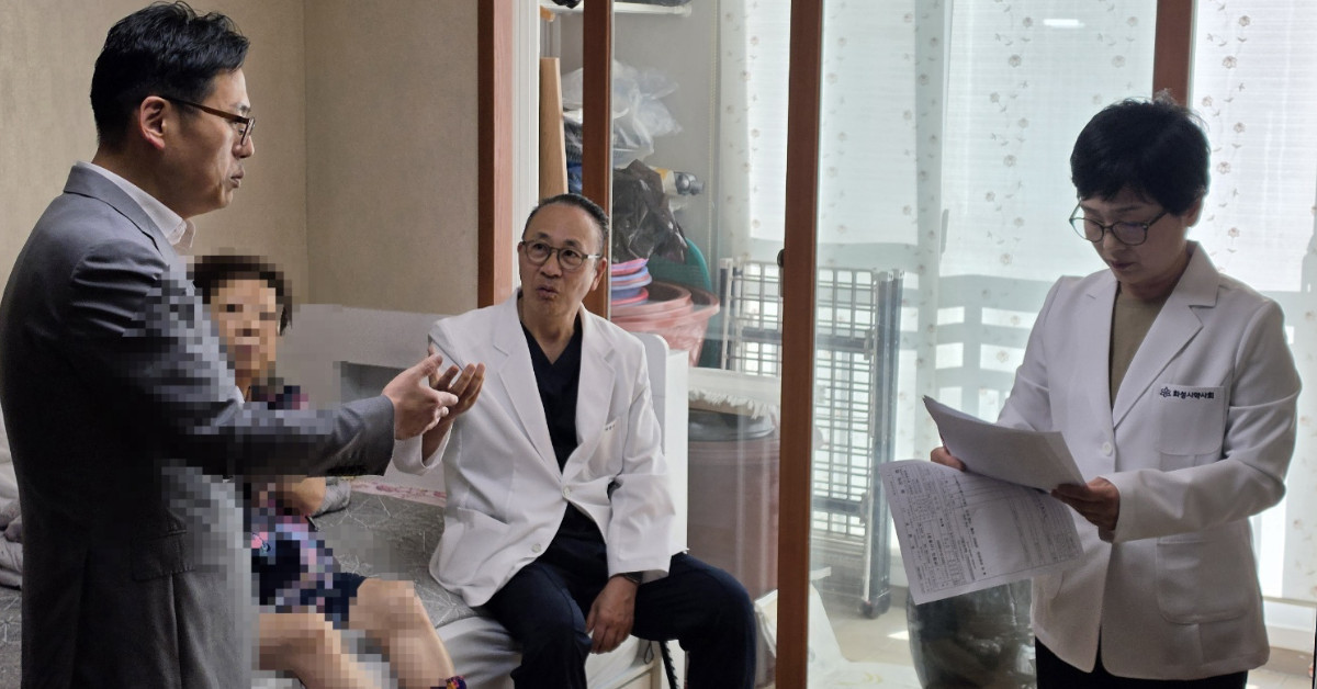 하루 10알 넘는 약이 독 될라…화성시가 부모님 거실로 보낸 '의료 어벤져스'