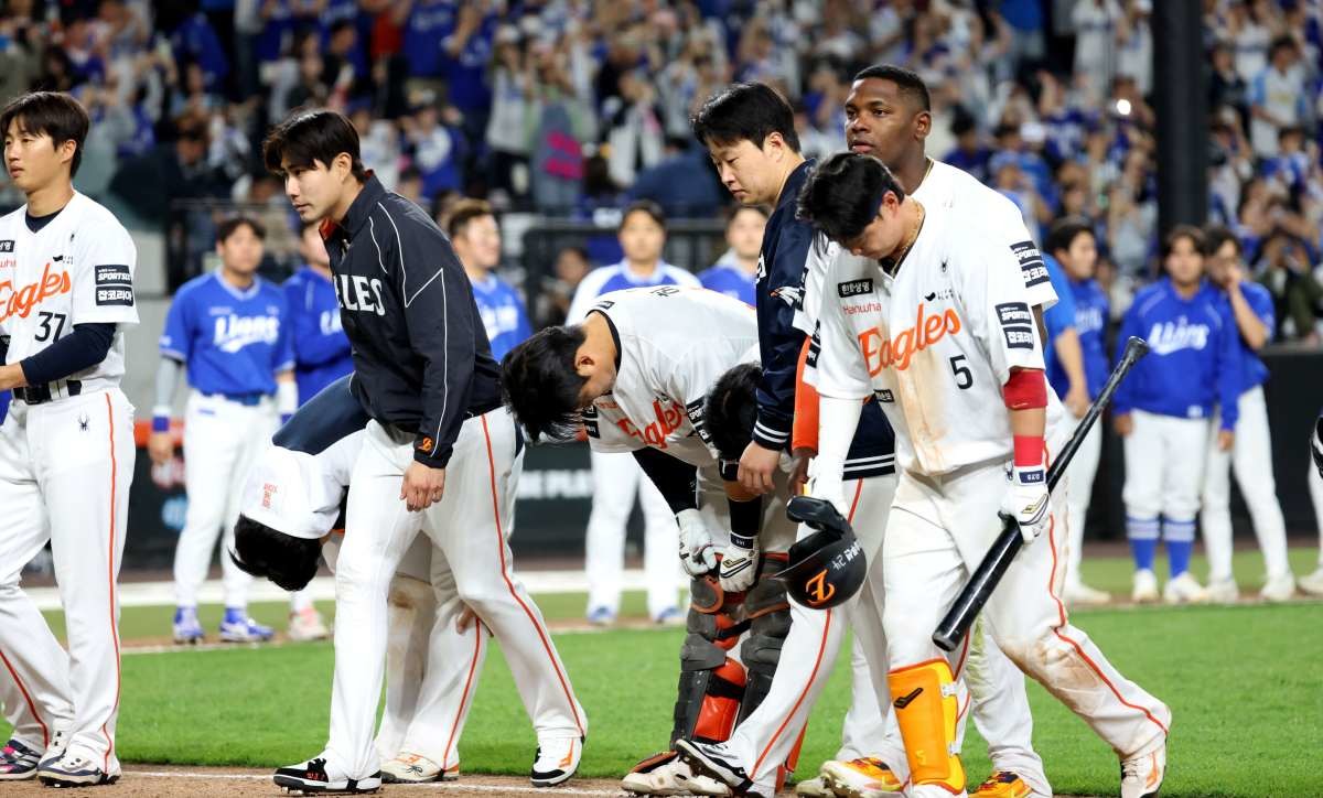 지난 16일 대전 한화생명볼파크에서 열린 2026 신한 SOL KBO리그 삼성 라이온즈와 한화 이글스의 경기에서 한화가 패배, 6연패 하며 선수들이 인사하고 있다.  / 뉴스1