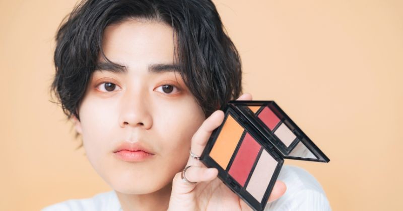 메이크업 팔레트를 가진 젊은 아시아 남자의 초상화 / 셔터스톡